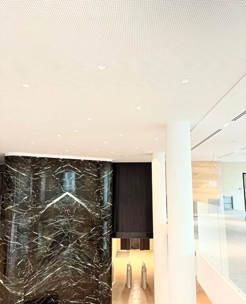 Cleaneo Acoustic від Knauf у холі бізнес-центру “Heritage”: сучасна архітектура та акустика