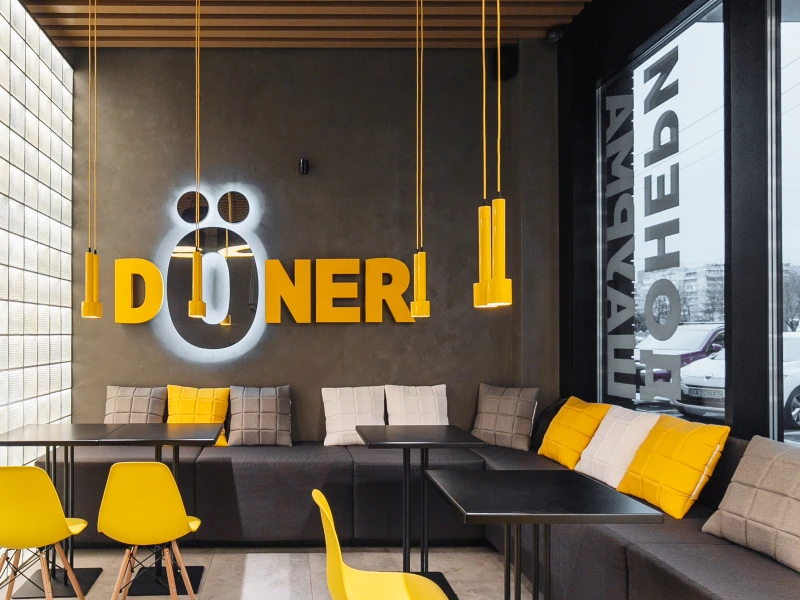 Металлическая кубическая рейка с деревянной текстурой в интерьере Doner Market